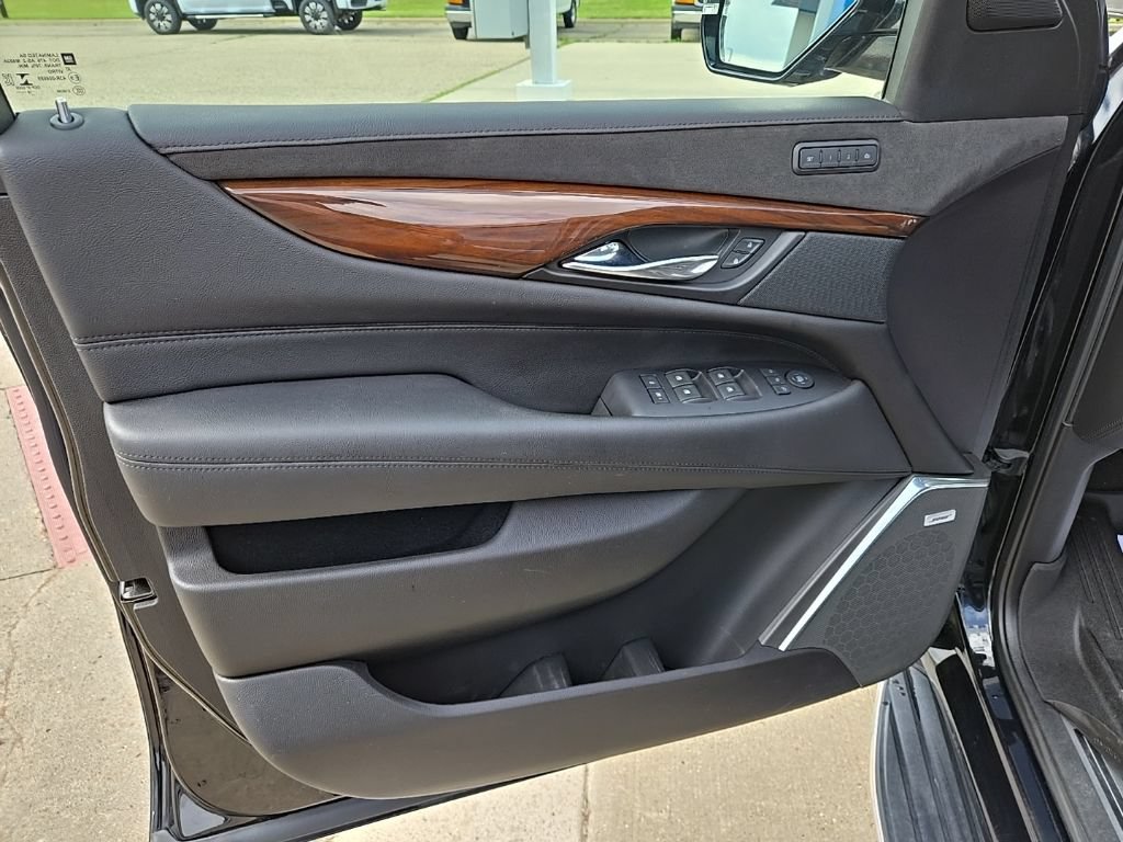 Used 2019 Cadillac Escalade ESV Luxury AWD/4WD image 21