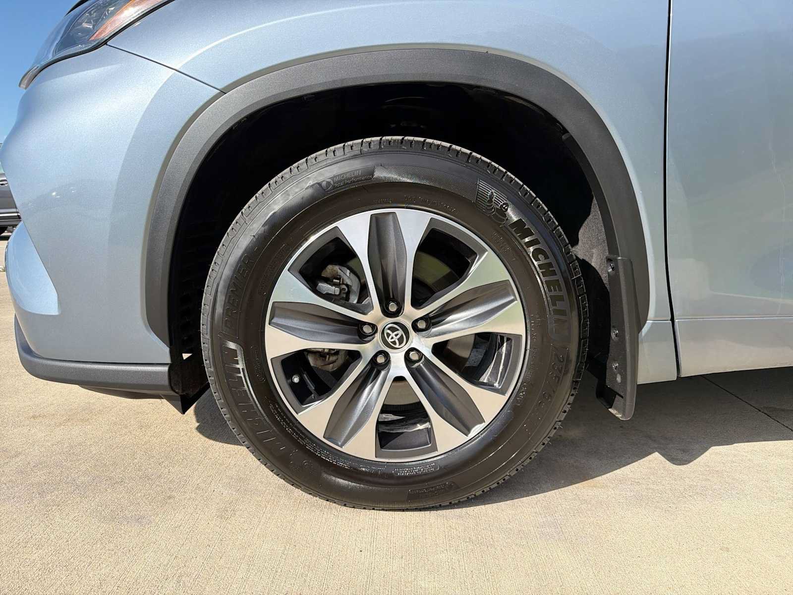 Used 2020 Toyota Highlander XLE AWD/4WD image 10