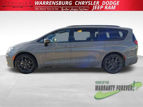 Used 2025 Chrysler Pacifica Limited image 7