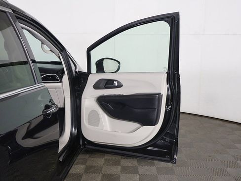 Used 2020 Chrysler Pacifica Touring-L Plus FWD image 21