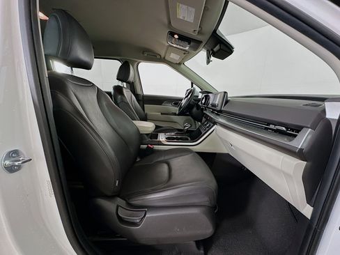 Used 2024 Kia Carnival LX image 31