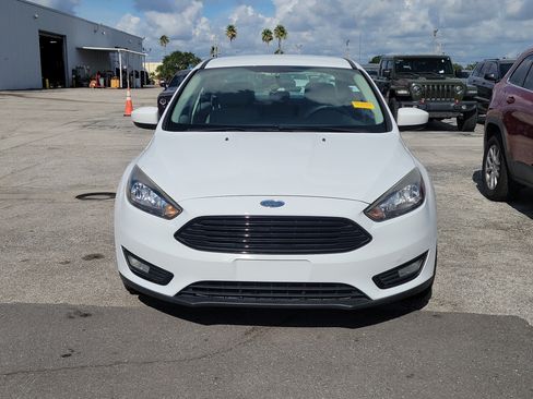 Used 2018 Ford Focus SE w/ SE Appearance Package FWD image 2