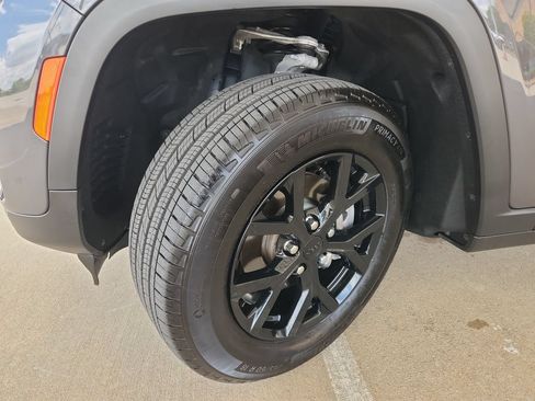 Used 2024 Jeep Grand Cherokee Altitude RWD image 31