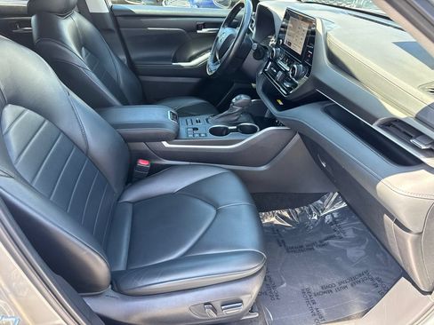 Used 2023 Toyota Highlander XLE AWD/4WD image 17