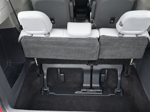 Used 2021 Toyota Sienna XLE image 81