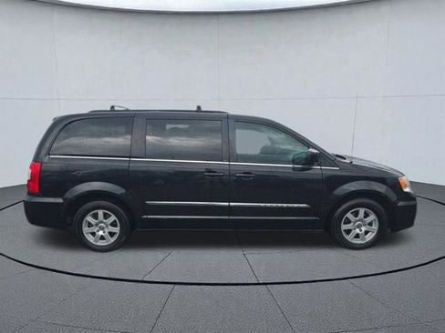 Used 2011 Chrysler Town & Country Touring FWD image 6
