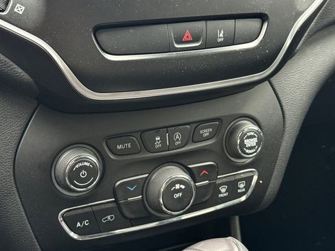 Used 2021 Jeep Cherokee Latitude FWD image 23