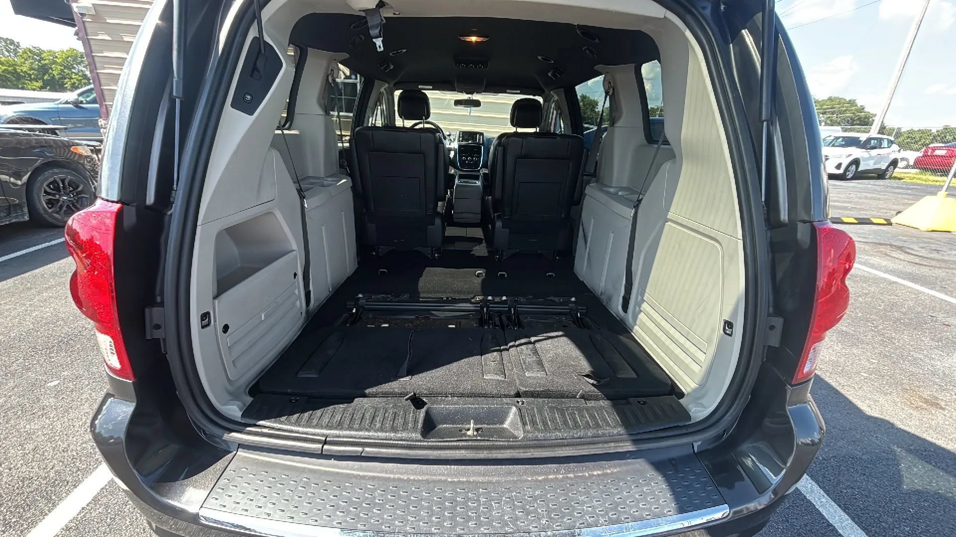 Used 2017 Dodge Grand Caravan SXT FWD image 16