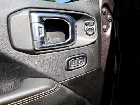 Used 2025 Jeep Wrangler Unlimited Sahara AWD/4WD image 15