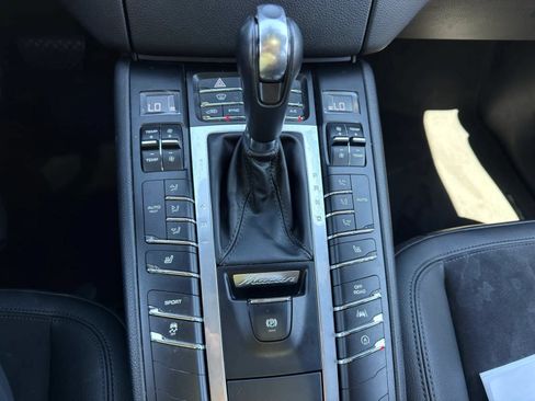 Used 2018 Porsche Macan Sport Edition AWD/4WD image 14