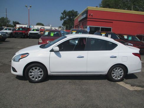 Used 2018 Nissan Versa SV FWD image 4