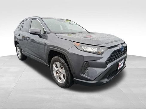Used 2019 Toyota RAV4 LE w/ Carpet Mat Package AWD/4WD image 3