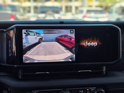 Used 2025 Jeep Gladiator Mojave AWD/4WD image 12
