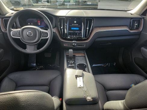 Used 2022 Volvo XC60 B5 Momentum w/ Advanced Package FWD image 25