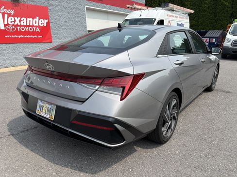 Used 2025 Hyundai Elantra SEL FWD image 3