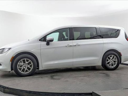 Used 2023 Chrysler Voyager LX FWD image 3