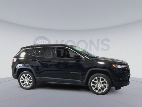 Used 2024 Jeep Compass Latitude AWD/4WD image 2