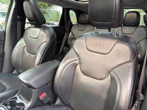 Used 2019 Jeep Cherokee Limited w/ Luxury Group AWD/4WD image 9