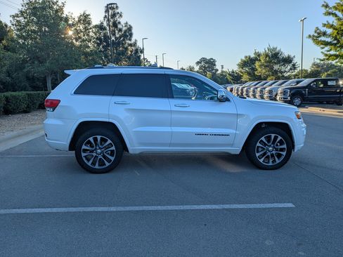 Used 2017 Jeep Grand Cherokee Overland AWD/4WD image 3