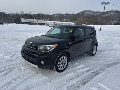 Used 2017 Kia Soul + image 4