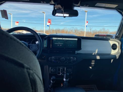 Used 2024 Jeep Wrangler Unlimited w/ Convenience Group image 38