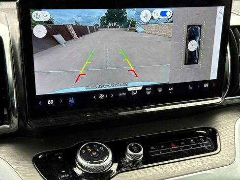 Used 2025 Ford Expedition Platinum image 25