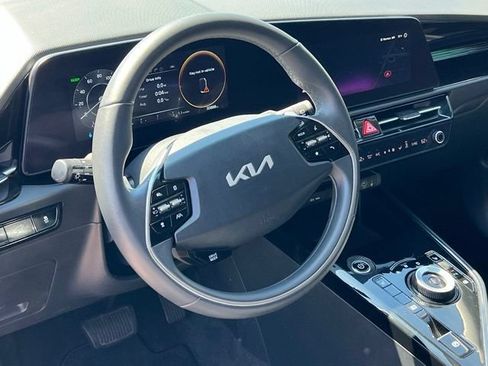 Certified 2024 Kia Niro Wind FWD image 12