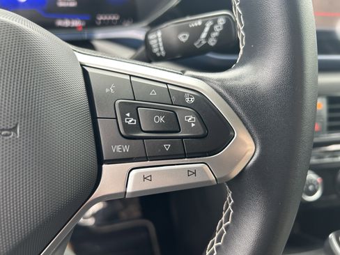 Used 2023 Volkswagen Taos SE w/ Black Wheel Package image 18