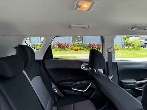 Used 2025 Kia Soul LX w/ LX Technology Package FWD image 18