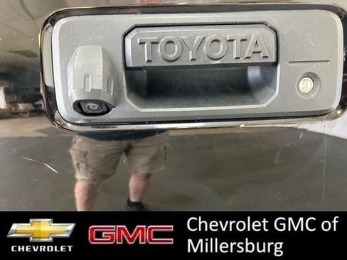 Used 2017 Toyota Tacoma SR5 w/ Tow Package AWD/4WD image 8