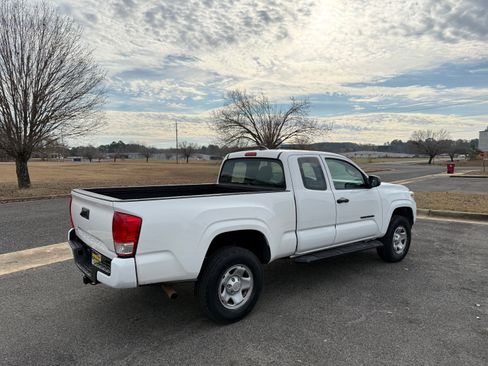 Used 2017 Toyota Tacoma SR image 5