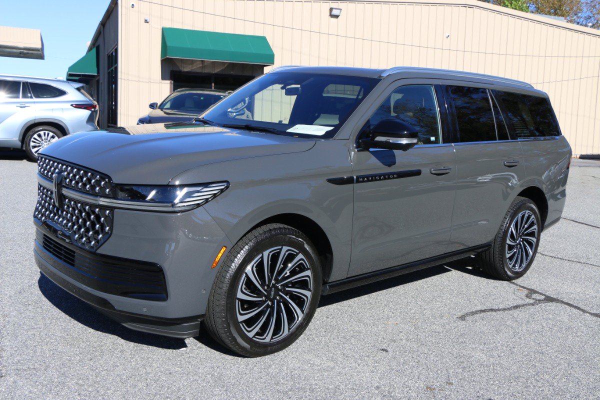 Used 2025 Lincoln Navigator Black Label AWD/4WD image 1