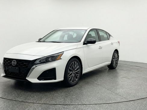 Used 2025 Nissan Altima 2.5 SV FWD image 3