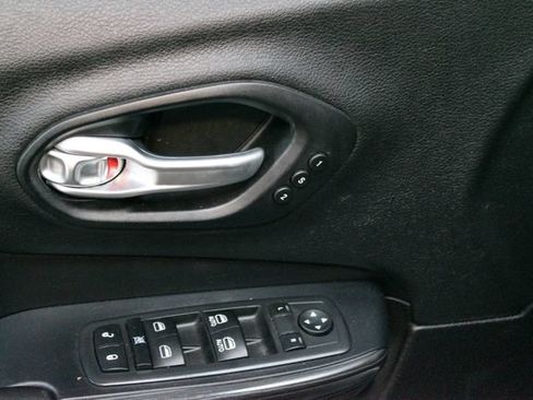 Used 2016 Jeep Cherokee Limited w/ Luxury Group AWD/4WD image 17