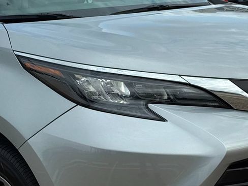 Used 2025 Toyota Sienna XLE FWD image 28