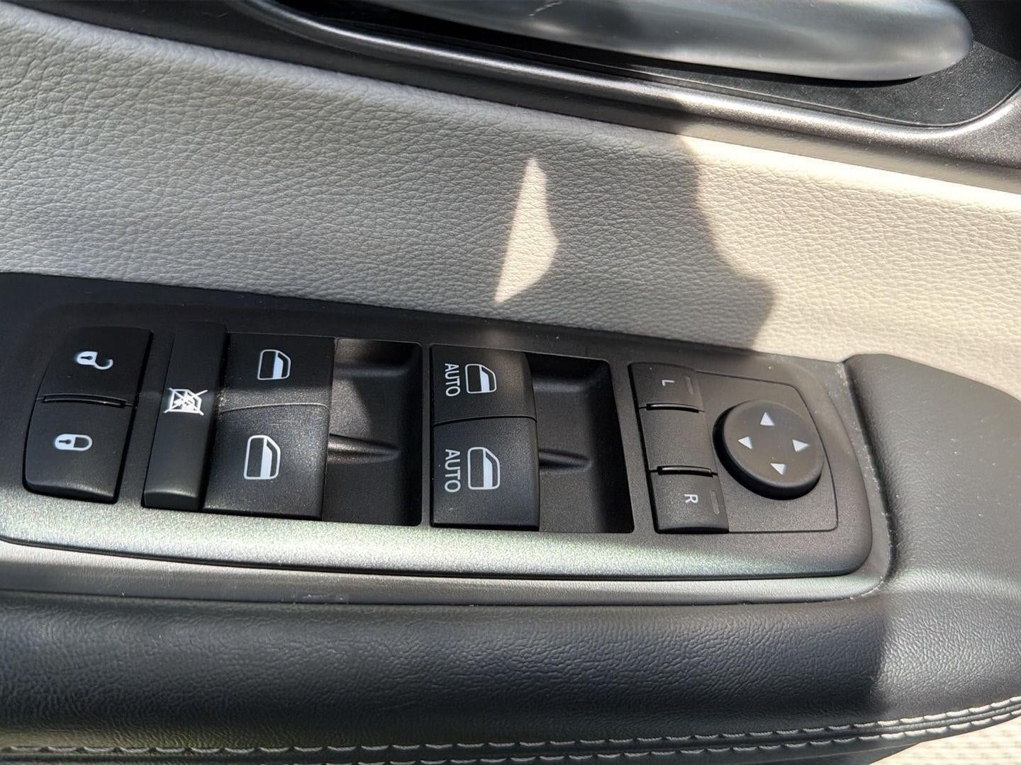 Used 2024 Chrysler Pacifica Touring-L FWD image 15