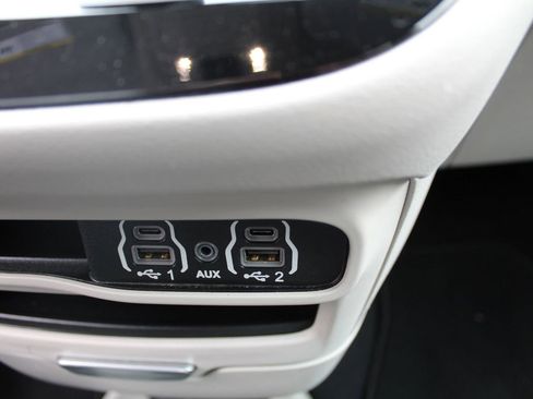 Used 2023 Chrysler Pacifica Touring-L image 27