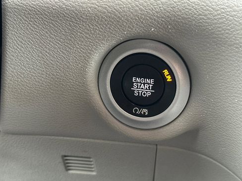 Used 2023 Chrysler Pacifica Touring-L image 22