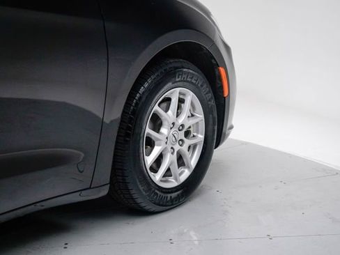 Used 2025 Chrysler Pacifica Select image 11