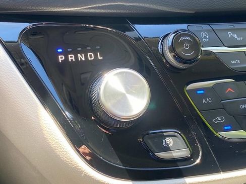 Used 2024 Chrysler Pacifica Touring-L FWD image 30