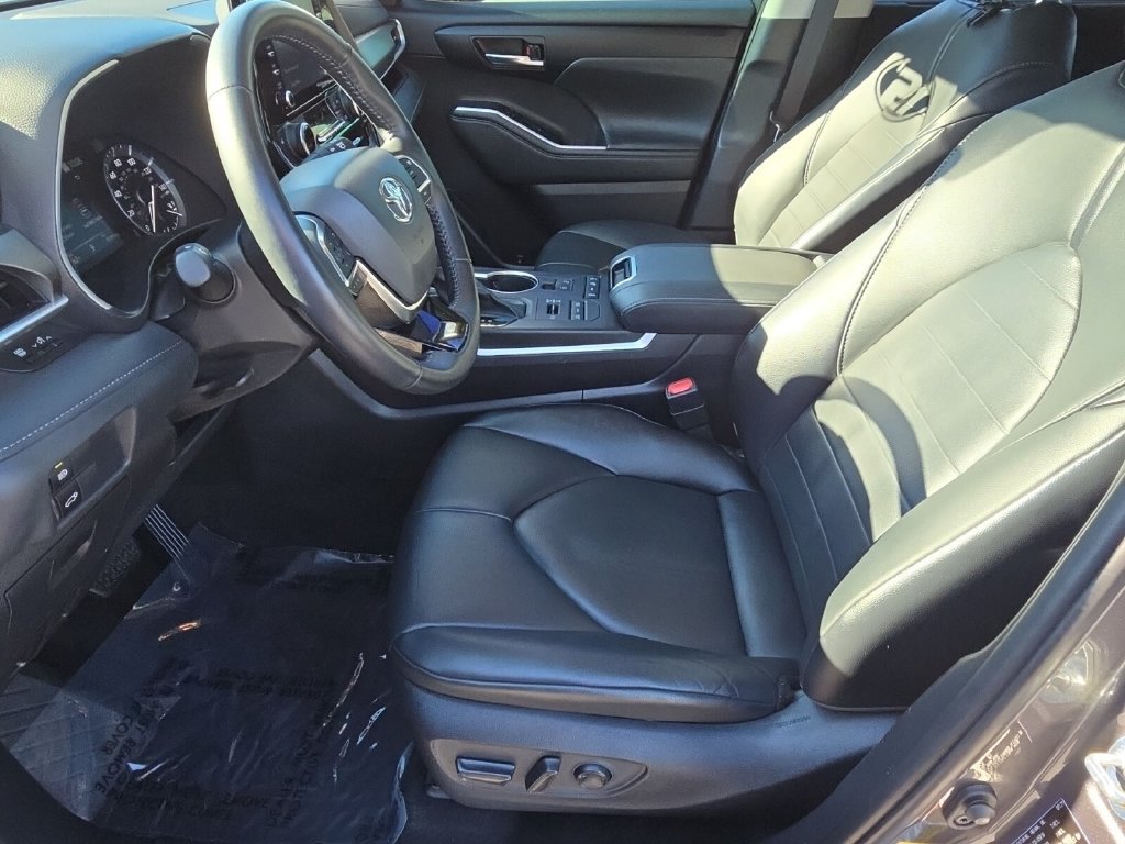 Used 2021 Toyota Highlander XLE AWD/4WD image 10