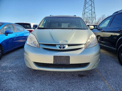 Used 2007 Toyota Sienna XLE image 2