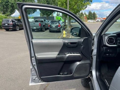 Used 2020 Toyota Tacoma SR5 AWD/4WD image 14