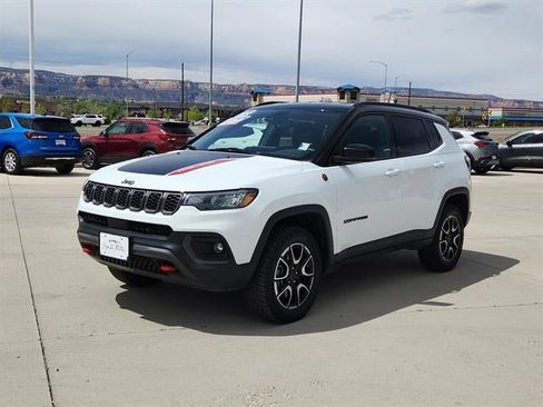 Used 2025 Jeep Compass Trailhawk AWD/4WD image 2
