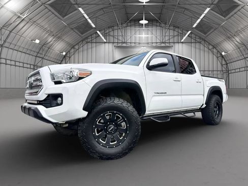 Used 2017 Toyota Tacoma TRD Off-Road RWD image 10