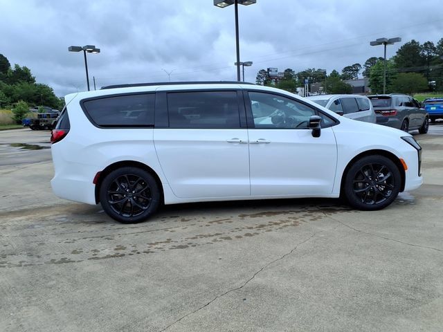 New 2027 Chrysler Pacifica Limited FWD image 2