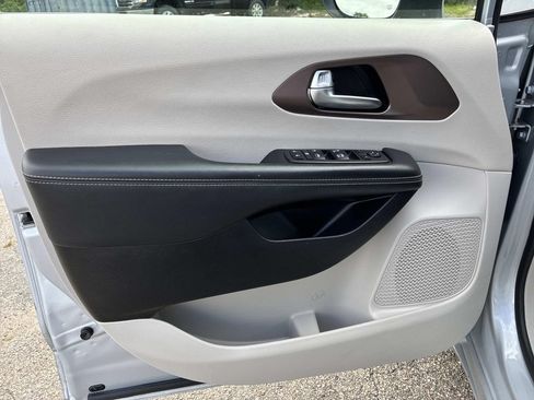 Used 2023 Chrysler Voyager LX FWD image 24