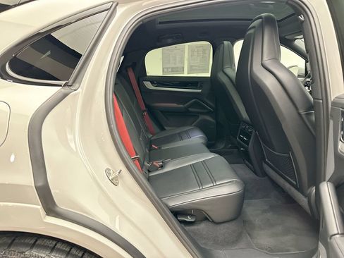 Used 2025 Porsche Cayenne S AWD/4WD image 19