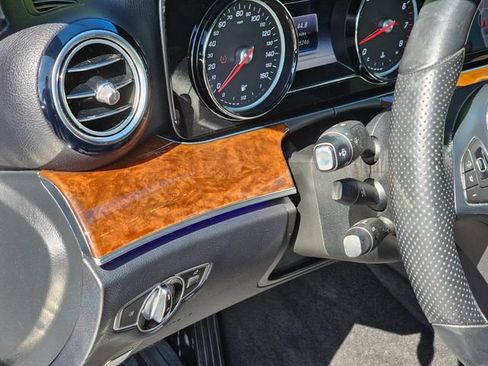 Used 2017 Mercedes-Benz E 300 4MATIC image 8
