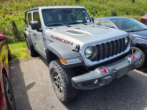 Used 2024 Jeep Wrangler Unlimited Rubicon AWD/4WD image 3